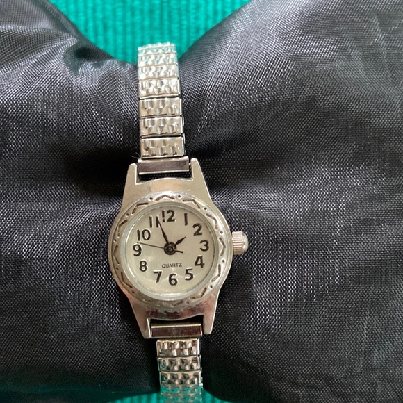 Elegant Silver Women's Quartz Watch - Picture 3 of 6